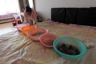 北碚楼上漏水，住户失联，小区没物管，业主维权难！律师来支招……